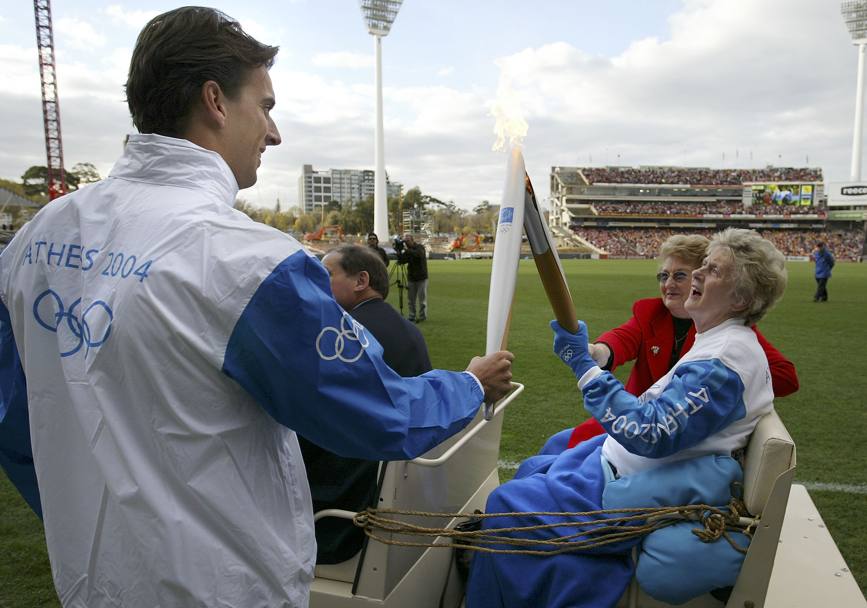 La Cuthbert fu protagonista anche nella cerimonia di staffetta della torcia olimpica da Melbourne ad Atene, sede dei Giochi del 2004 (Reuters)